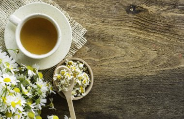 Papatya kuru çiçekleri, kurutulmuş papatya çiçekleri ile bitkisel papatya çayı fincan. Doktor tedavi ve Önleme kavramının bağışıklık, tıp - halk, alternatif, tamamlayıcı, geleneksel tıp