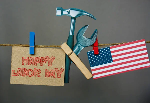 Mutlu İşçi Bayramı Amerikalı. ABD, bayrak karton çekiç, İngiliz anahtarı. Grunge soyut kartı. yumuşak görüntü — Stok fotoğraf
