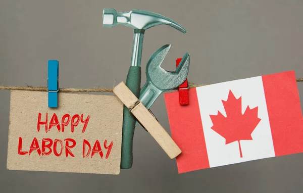 Kanada mutlu İşçi Bayramı tebrik kartı Kanada, karton çekiç, İngiliz anahtarı. Grunge soyut kartı. yumuşak görüntü — Stok fotoğraf