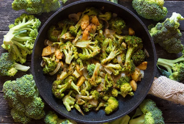 pişmiş brokoli mantar, havuç ve patates. organik ve vegan gıda mutfak