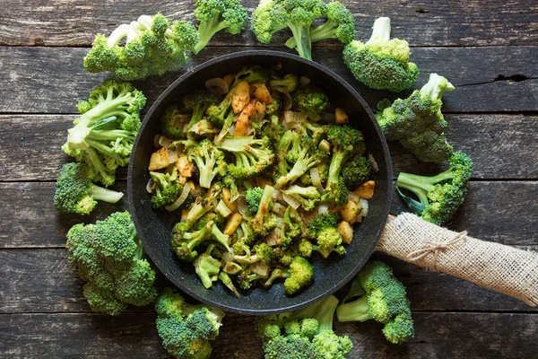 pişmiş brokoli mantar, havuç ve patates. organik ve vegan gıda mutfak