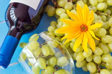 Demet taze olgun beyaz üzüm ve şarap bir mavi ahşap dokusal yüzeyinde. metin reklam alanı