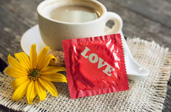 Preservativo un ramo de flores y café con dulces. espacio para el texto. San Valentín días, citas, hacer el concepto del amor — Foto de Stock