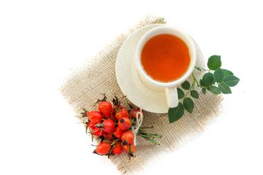 köpek rose hips ve beyaz arka plan üzerinde bitki çayı 