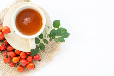köpek rose hips ve beyaz arka plan üzerinde bitki çayı 