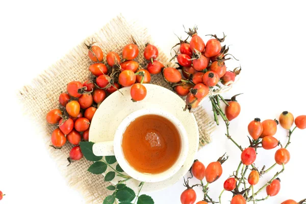 köpek rose hips ve beyaz arka plan üzerinde bitki çayı 