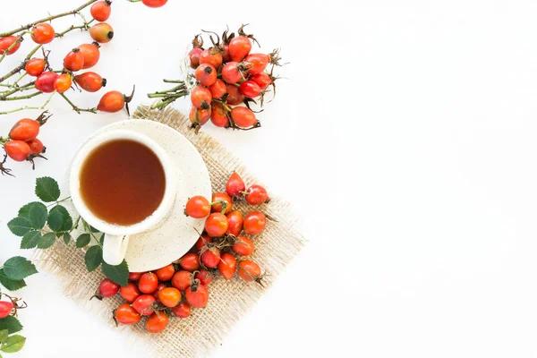 köpek rose hips ve beyaz arka plan üzerinde bitki çayı 