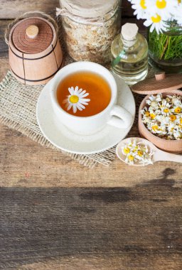 Papatya kuru çiçekleri, kurutulmuş papatya çiçekleri ile bitkisel papatya çayı fincan. Doktor tedavi ve Önleme kavramının bağışıklık, tıp - halk, alternatif, tamamlayıcı, geleneksel tıp