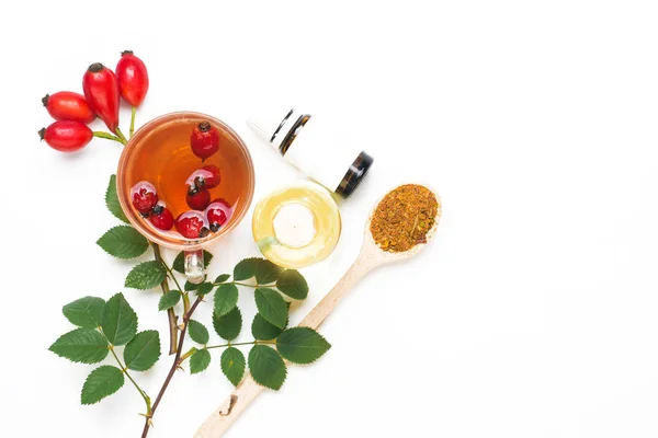 köpek rose hips ve bitkisel Te üzerinde beyaz bir arka plan