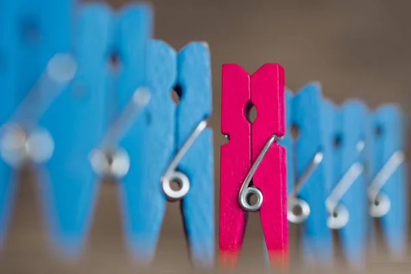 Pinza de madera colorida - visión abstracta del hombre y la mujer. destacándose de la multitud, liderazgo, concepto de diferencia. lucha de la personalidad por la igualdad — Foto de Stock