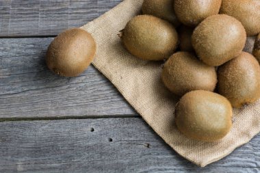 Sulu kivi ahşap arka plan, metin için yer. seçici odak