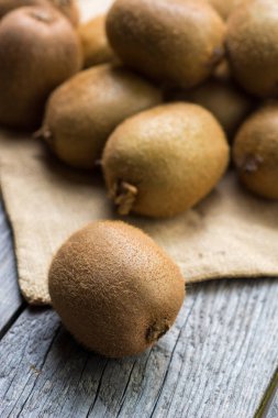 Sulu kivi ahşap arka plan, metin için yer. seçici odak