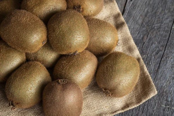 Sulu kivi ahşap arka plan, metin için yer. seçici odak