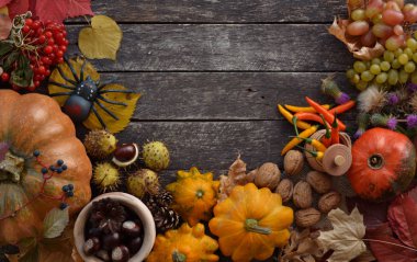 Komik lezzetli zencefilli bisküvi hayalet ve iskelet kabaklar ve tatlılar ile şekil. Mutlu Cadılar Bayramı tatil metin