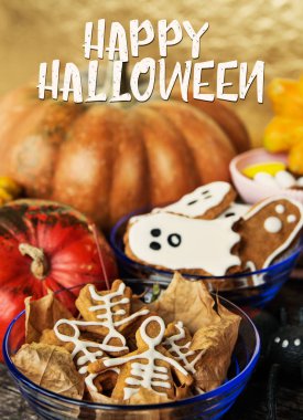 Komik lezzetli zencefilli bisküvi hayalet ve iskelet kabaklar ve tatlılar ile şekil. Mutlu Cadılar Bayramı tatil metin