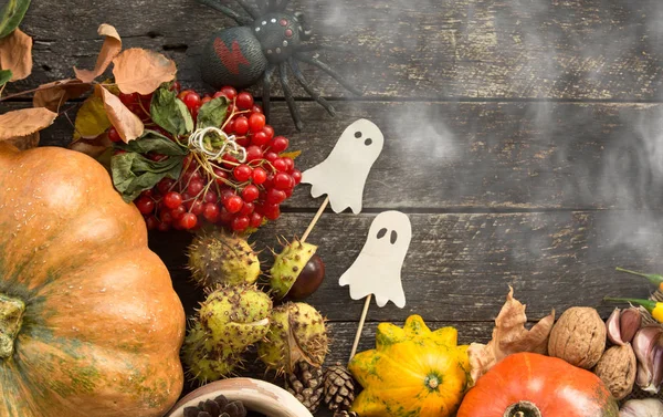 Legrační vynikající zázvorové sušenky tvar ducha a kostra s dýní a sladkosti. Šťastný Halloween svátku — Stock fotografie