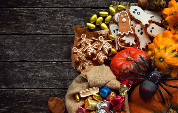 Legrační vynikající zázvorové sušenky tvar ducha a kostra s dýní a sladkosti. Šťastný Halloween svátku — Stock fotografie