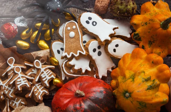 Lustige leckere Ingwerkekse formen Geist und Skelett mit Kürbissen und Süßigkeiten. fröhliche Halloween-Feiertage Text — Stockfoto