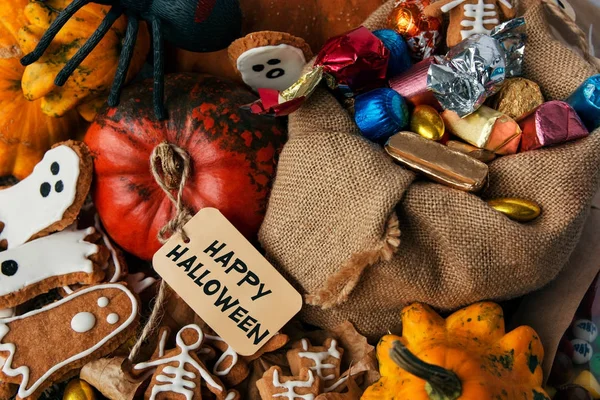 Vicces gyömbéres sütemény alakzat szellem és a csontváz, sütőtök és édességek. Boldog Halloween ünnep szöveg — Stock Fotó
