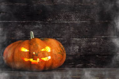 Spooky Halloween balkabağı kafa jack fener ahşap arka plan üzerinde