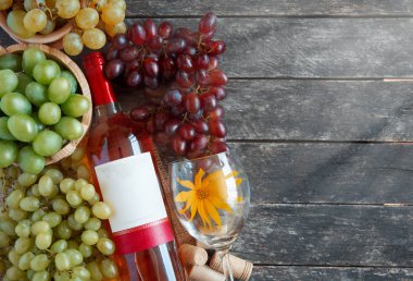 Demet taze farklı olgun üzüm ve ahşap dokusal yüzeyi gül şarabı. metin reklam alanı