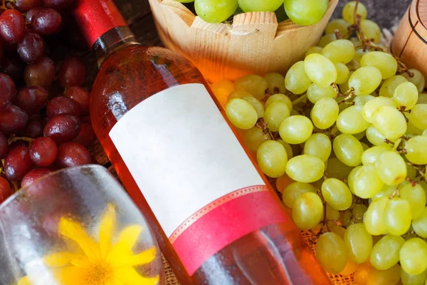 Demet taze farklı olgun üzüm ve ahşap dokusal yüzeyi gül şarabı. metin reklam alanı
