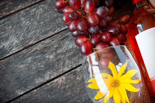 Demet taze farklı olgun üzüm ve ahşap dokusal yüzeyi gül şarabı. metin reklam alanı