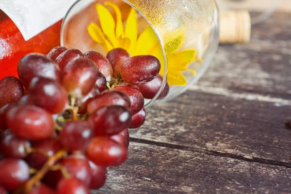 Demet taze farklı olgun üzüm ve ahşap dokusal yüzeyi gül şarabı. metin reklam alanı