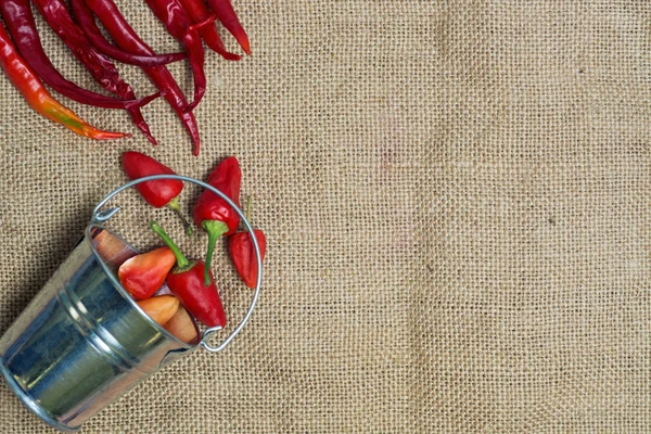 Kağıt arka plan üzerinde kırmızı biber.