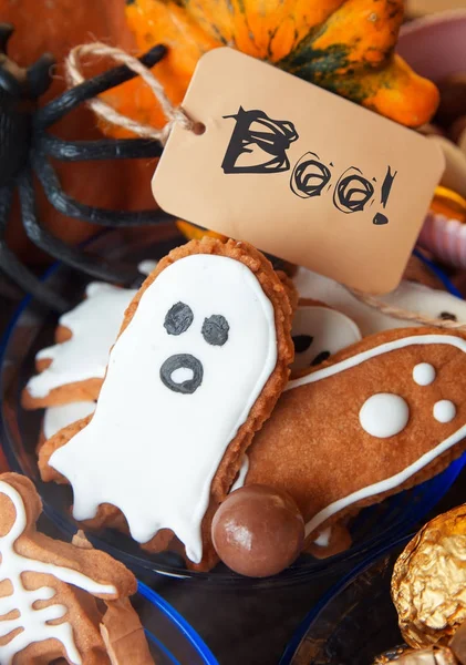 Glückliche Halloween-Karte. lustige köstliche Ingwerkekse Form Geist und Skelett, Tüte mit Süßigkeiten und Bonbons mit Kürbissen und Bonbons. — Stockfoto