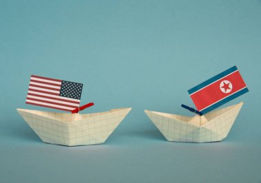 Kağıt gemi ABD bayrakları ve Kuzey Kore. Japon Denizi, kavram sevk irsaliyesi veya serbest ticaret anlaşması ve üyelik çatışma.