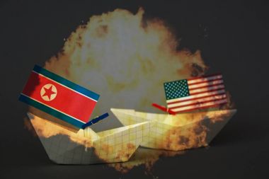 Kağıt gemi ABD bayrakları ve Kuzey Kore. Japon Denizi, kavram sevk irsaliyesi veya serbest ticaret anlaşması ve üyelik çatışma.
