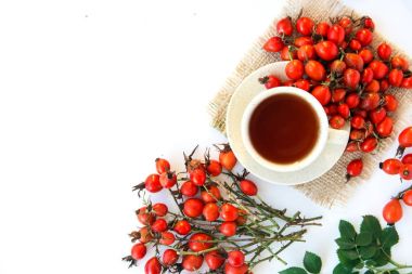 köpek rose hips ve bitkisel Te üzerinde beyaz bir arka plan