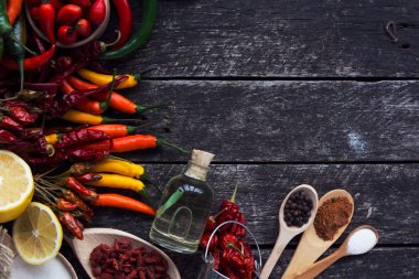 Chili pepper, metin için eski ahşap, yer üzerinde çeşitli baharatlar. tonlu görüntü.