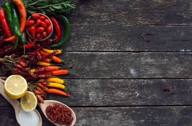 Chili pepper, metin için eski ahşap, yer üzerinde çeşitli baharatlar. tonlu görüntü.