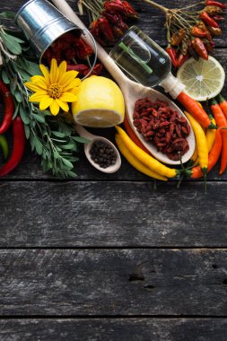 Chili pepper, metin için eski ahşap, yer üzerinde çeşitli baharatlar. tonlu görüntü.