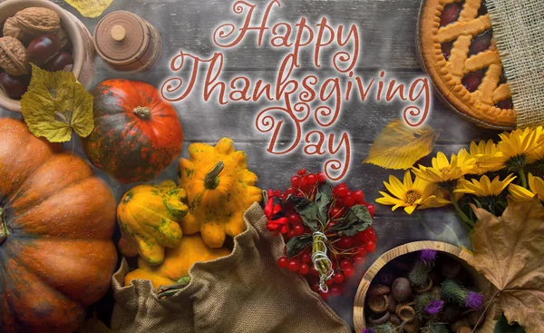 Thanksgiving concept de jour - nourriture traditionnelle de vacances avec des citrouilles sur vieux bois . — Photo