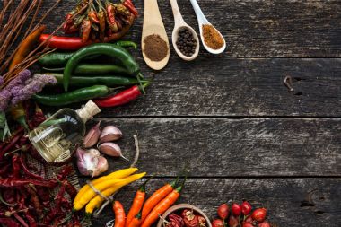 Metin için eski ahşap, yer üzerinde çeşitli baharatlar. tonlu görüntü.