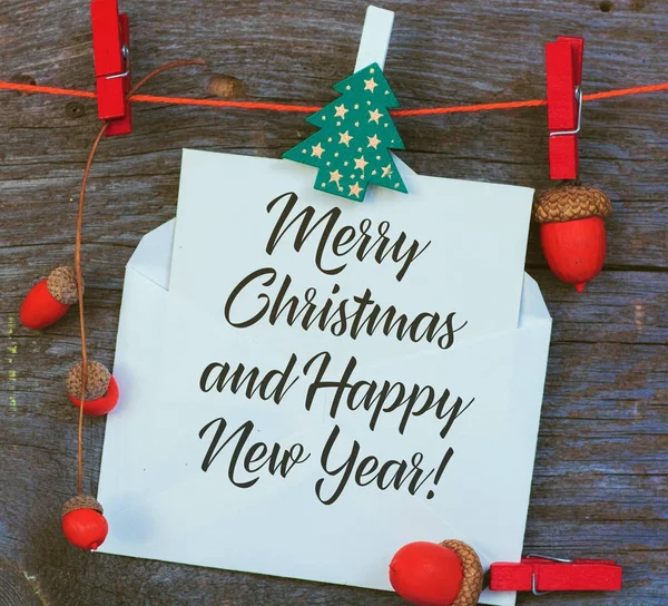 Joyeux Noël et bonne année carte avec de l'espace pour le texte de voeux. fabriqué à partir de guirlande artisanale de glands colorés, jouets décoratifs et un arbre de Noël en bois . — Photo