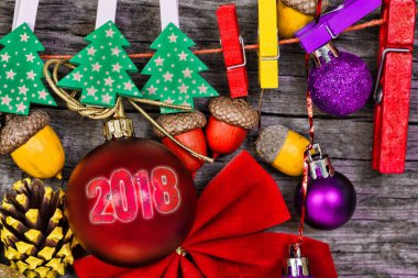 Neşeli Noel ve mutlu yeni yıl kartı alanı olan dilek metin için. el sanatları garland renkli meşe palamutları, Dekorotif oyuncakları ve ahşap bir Noel ağacı yapılan.