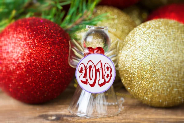 Carte de Noël et Nouvel An avec jouets décoratifs dorés et rouges, branche d'arbre . — Photo