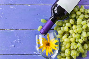 Demet taze olgun beyaz üzüm ve şarap bir mavi ahşap dokusal yüzeyinde. metin reklam alanı