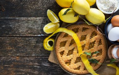 Malzemeler ahşap masa üzerinde pişirme lezzetli limon pasta
