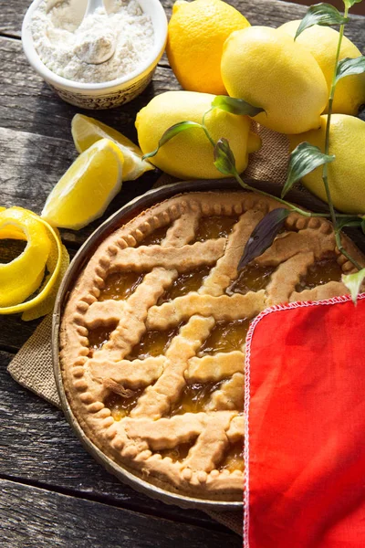 나무 테이블에 재료를 요리와 맛 있는 레몬 파이 — 스톡 사진