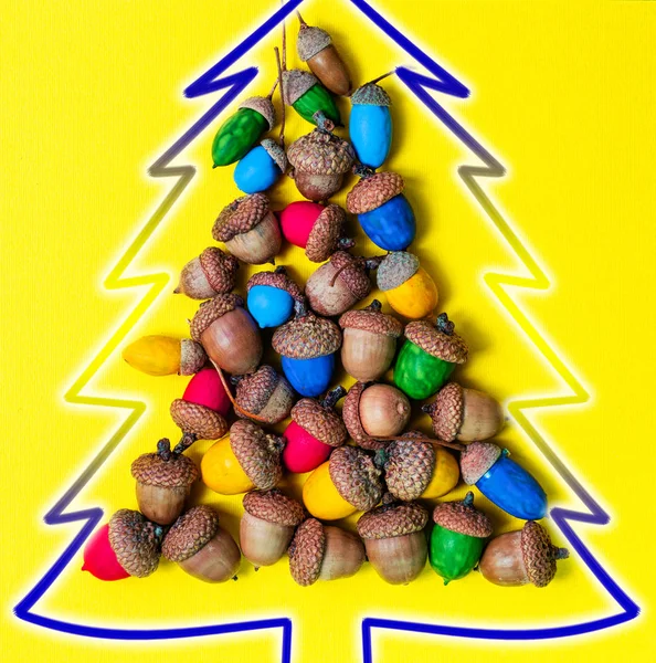 Árvore de natal original de guirlanda artesanal artesanal de bolotas coloridas. Natal feliz estilo Eco e feliz ano novo CARD — Fotografia de Stock