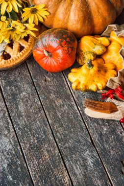 Mutlu Şükran günü kavramı - kabaklar eski ahşap ile geleneksel tatil yiyecek.