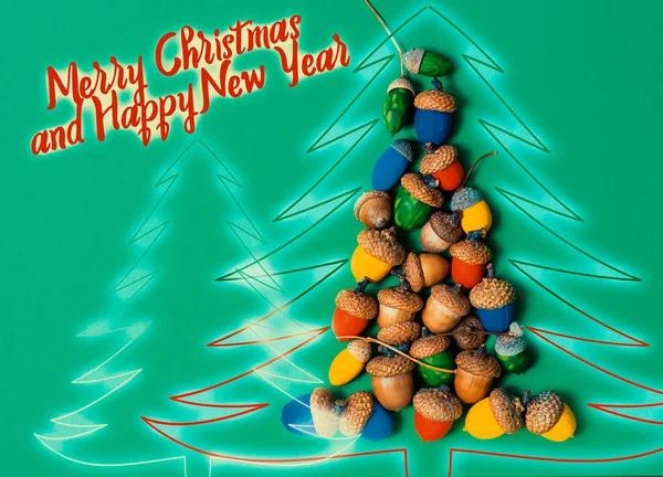 Albero di Natale originale da ghirlanda artigianale fatta a mano di ghiande colorate. Eco stile Buon Natale e felice anno nuovo CARD — Foto Stock