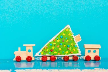 Noel ağacına oyuncak tren. tatil Gingerbread çerezleri. Neşeli Noel ve mutlu yeni yıl kartı kutlama kartı 