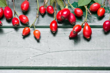 Şifalı bitkiler ve otlar kompozisyon yığın-in köpek grup şube Rosa canina ahşap masanın üzerine yükseldi. 