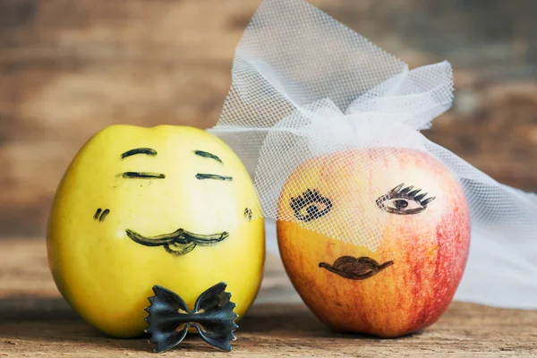 Apple Βαμμένο Νύφη Και Γαμπρό Αντιμετωπίσει Μήλα Οικογένεια Της Apple — Φωτογραφία Αρχείου